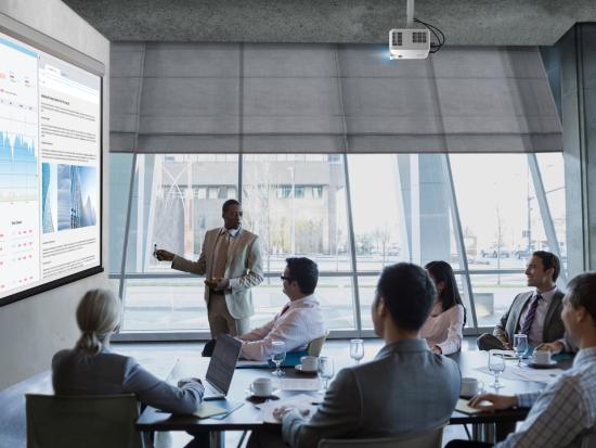 25-PRJ-LSD401-HD-Scenario-Photo-Meeting-room_pc