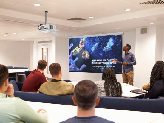 25-PRJ-LSD400W-Scenario Photo-Classroom_pc