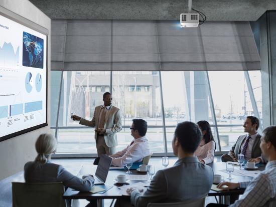 25-PRJ-LSD400W-Scenario Photo-Meeting room_pc